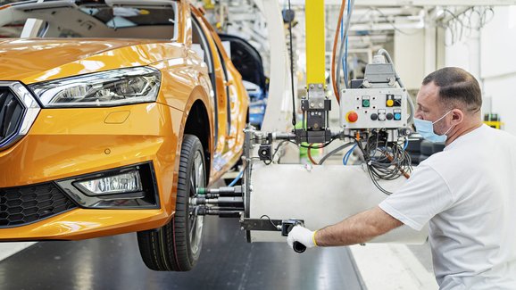 Čekací lhůty na nová auta v Česku klesají. VW chce dodávat elektromobily do měsíce 