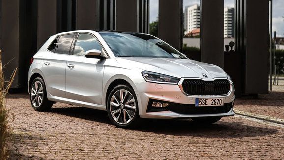 Nová Škoda Fabia se dnes začíná prodávat. Nový hatchback nadále doplňuje stávající kombi