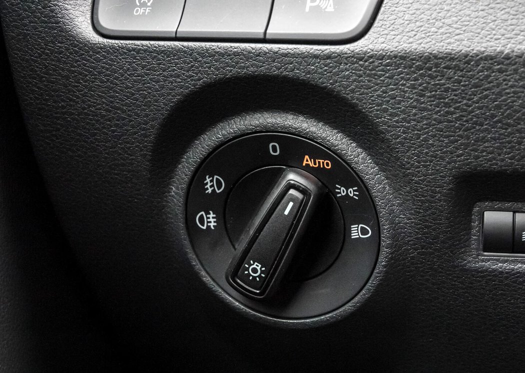 Fabia popírá letitou logiku VW, že s automatickou aktivací světel se vždy pojí i dešťový senzor stěračů. Pokud někdo za automatické stěrače nepřiplatil, je Fabia III přesně ten vůz, co umí jezdit v dešti na denní světla. Na diagnostice se dá nastavit aspoň trvalá aktivace koncových světel.