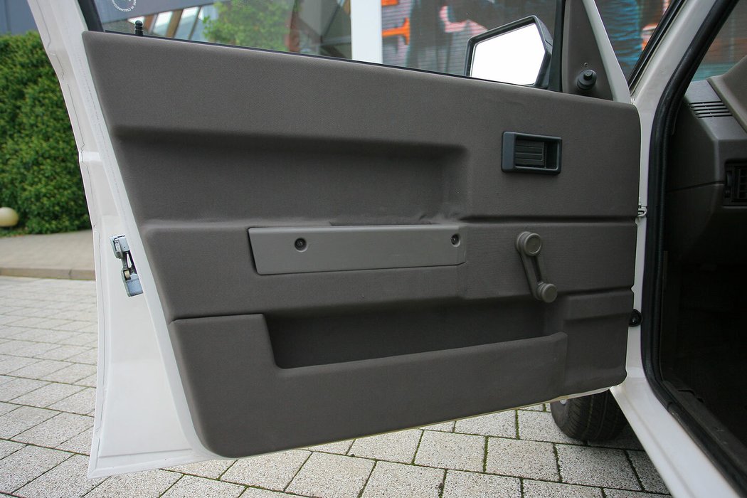 Poctivě vytvarovaná dveřní výplň s pevným madlem a důkladně zakrytým podokenním rámem se zrodila pouze pro potřeby favoritu ve verzi sedan