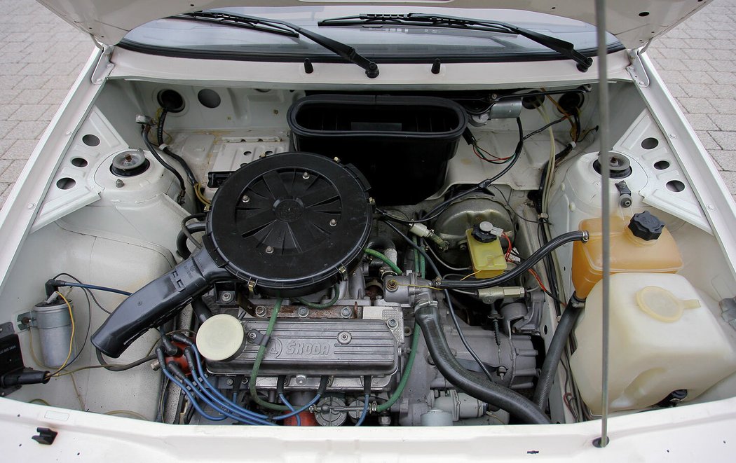 Klasický čtyřválec s rozvodem OHV sloužil pod zadními i předními kapotami škodovek v letech 1964 až 2003. Není tedy divu, že pohání i prototyp sedanu na bázi favoritu.