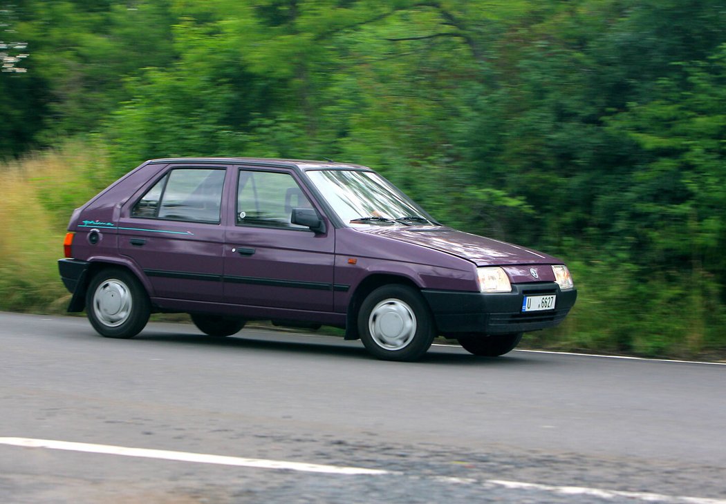 Když se koncem roku 1992 Favorit Prima poprvé objevil na československých silnicích, vzbudil jinak téměř standardní model pozdvižení zásluhou neobvyklého fi alového laku