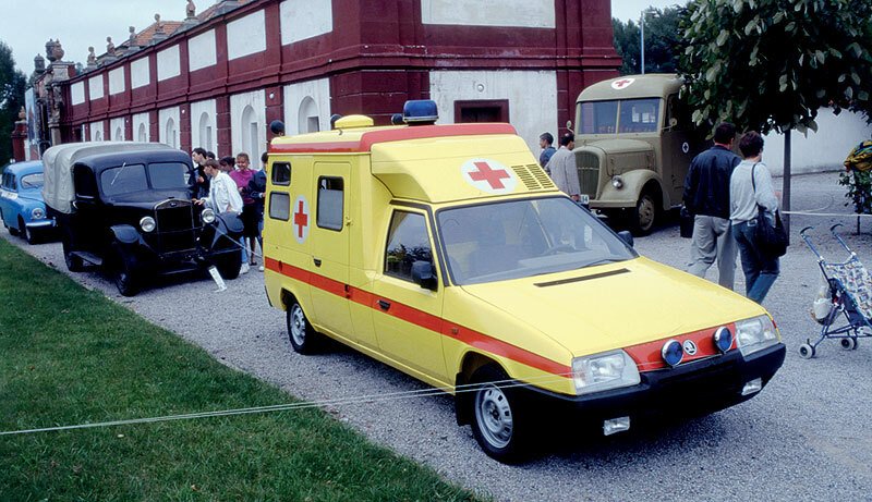 Nástupcem záchranek Škoda 1203 se mohla stát prodloužená verze, jenže po revoluci se začaly s dodávkami sanitních vozidel předhánět Volkswagen, Mercedes-Benz a Renault