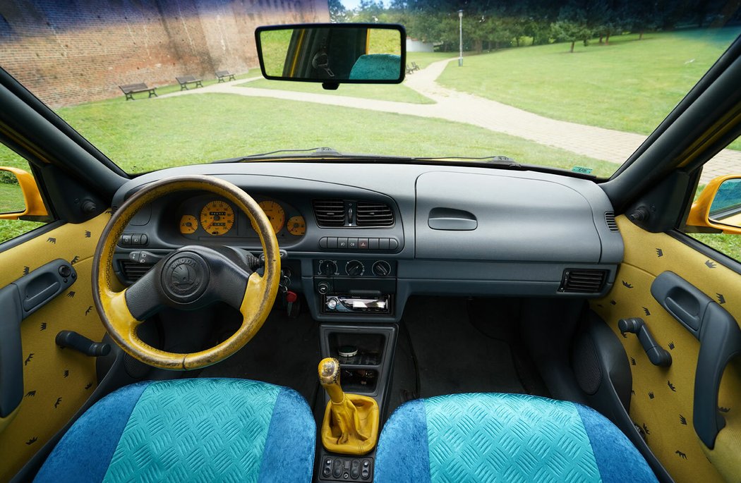 Hravost Felicie Fun podtrhuje žlutá barva v interiéru: na dveřních výplních, věnci volantu, řadicí páce i manžetě, rukojeti ruční brzdy a přístrojovém štítu. Pod modrými potahy se navíc ukrývají žlutě čalouněná sedadla.