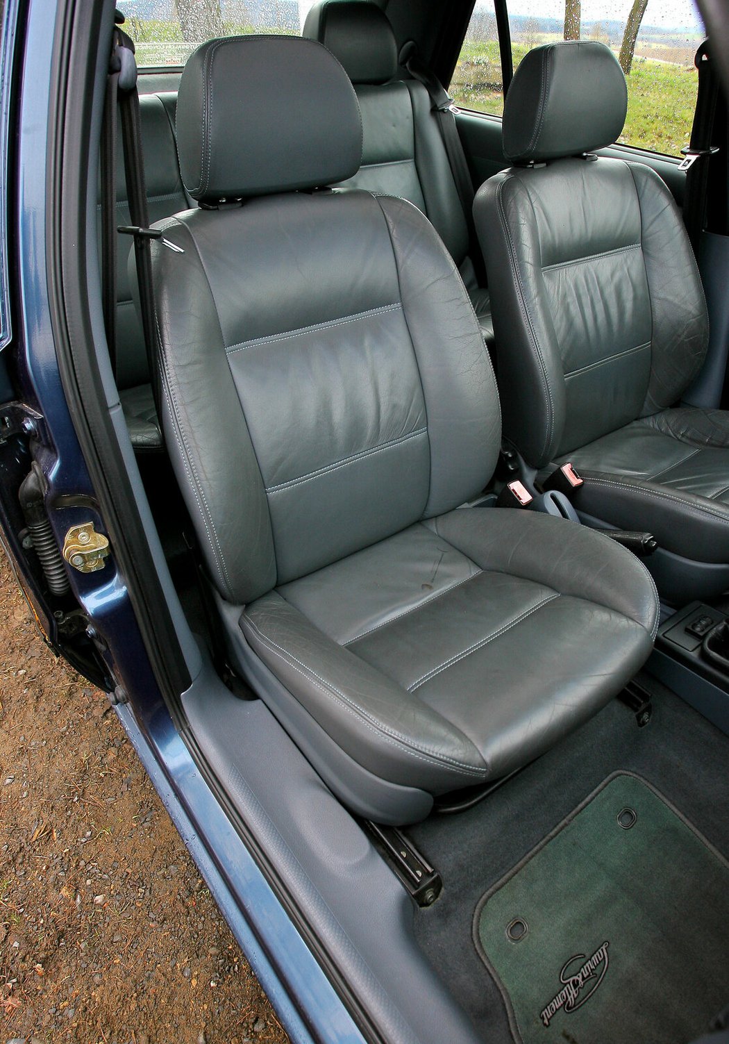 Rozměry sedadel odpovídají malému vozu, potahy jsou několikastupňově vyhřívané, což tehdy byla výsada luxusních aut