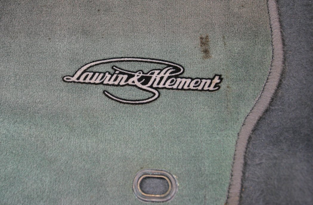 Výrazné logo někdejší společnosti Laurin & Klement se objevilo nejen na karoserii, ale i na originálních textilních kobercích