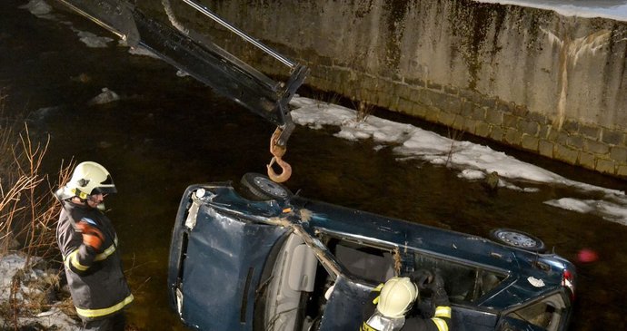 Dvaačtyřicetiletý řidič nepřežil nehodu, při níž sjel s vozem do řeky v Nejdku na Karlovarsku.