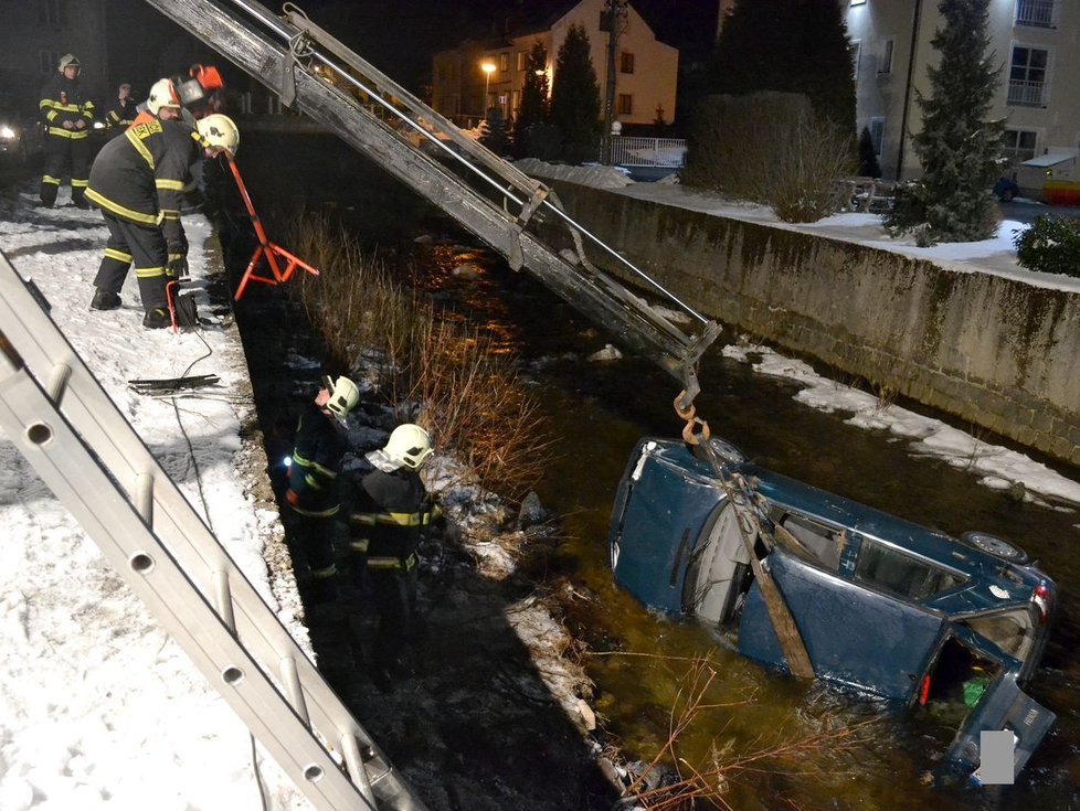 Dvaačtyřicetiletý řidič nepřežil nehodu, při níž sjel s vozem do řeky v Nejdku na Karlovarsku.