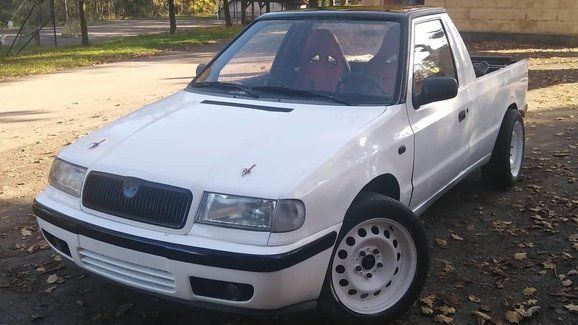 Čech dělá z Felicie Pickup driftovací speciál s šestiválcem z BMW