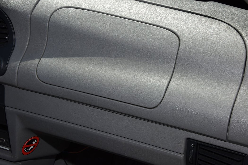 Airbag před spolujezdcem se ve felicii často nevidí, ubral ale praktičnosti schránky