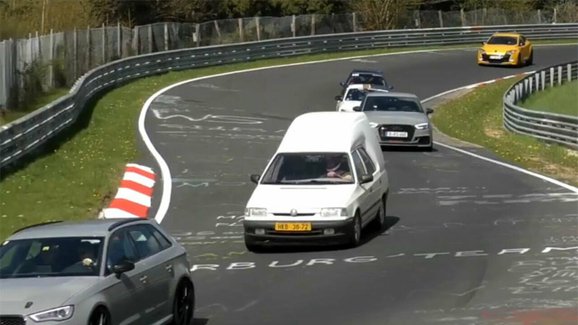 Video: Šílenci vzali Felicii Vanplus na Nürburgring Nordschleife