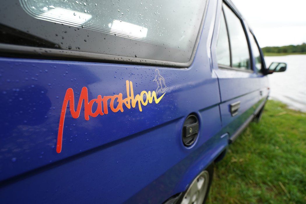 Pestré logo s maratonským běžcem neslo pět tisíc formanů. Originální samolepka zdobí i kombi ve strnadickém Retroautomuzeu.