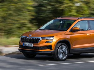Druhá generace Škody Karoq dostane baterky, ale ponechá si spalovací motor