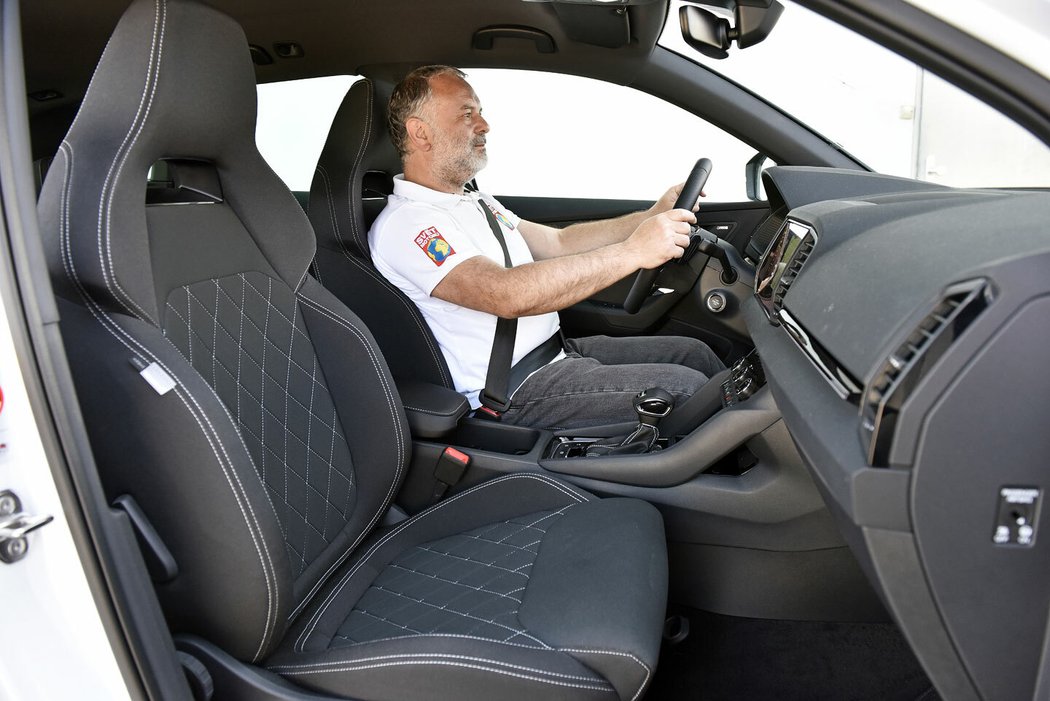 Vpředu si řidič užívá vzdušnost a sportovně tvarovaná sedadla verze Sportline mu poskytují výbornou oporu.