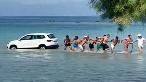 Škoda Karoq plovoucí v moři se stala neúmyslnou hvězdou sociálních sítí
