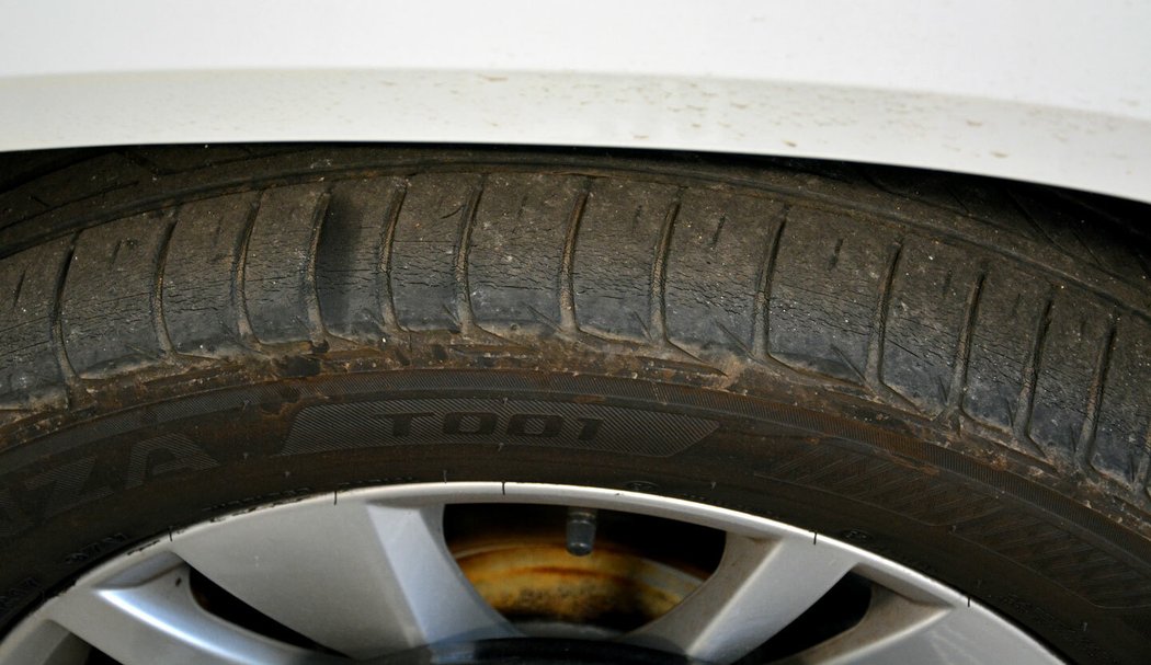 Někdy má člověk štěstí, že na ojetém autě jsou nové pneumatiky. A někdy je to přesně naopak.