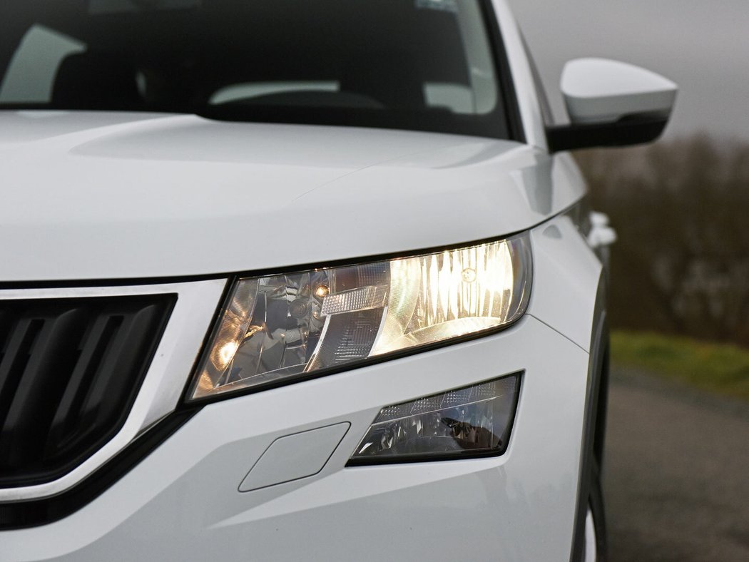 Halogenové světlo má nízkou účinnost. Když však nabouráte nepojištěný vůz, stojí proti LED polovinu – 10 315 Kč.