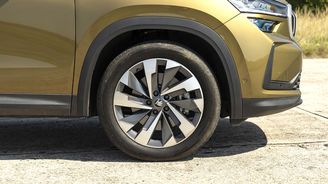Kodiaq má v základu 17" kola, která jsou dobrá pro komfortnější jízdu. Testovaný kus dostal 19" disky, ale ve vyšších výbavách je možné sáhnout i po 20". Kodiaq má v základu 17" kola, která jsou dobrá pro komfortnější jízdu. Testovaný kus dostal 19" disky, ale ve vyšších výbavách je možné sáhnout i po 20".