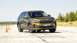 Škoda i s těžkým hybridním kodiaqem dokazuje, že podvozky umí vyladit velmi dobře. Mezi kužely se protáhne i nad 70 km/h a za volantem se cítíme bezpečně. Pomáhá si aktivními asistenty, které po sundání nohy z plynu začnou razantně zpomalovat. Škoda i s těžkým hybridním kodiaqem dokazuje, že podvozky umí vyladit velmi dobře. Mezi kužely se protáhne i nad 70 km/h a za volantem se cítíme bezpečně. Pomáhá si aktivními asistenty, které po sundání nohy z plynu začnou razantně zpomalovat.