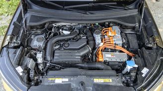 Koncern Volkswagen do hybridů nasazuje upravenou patnáctistovku TSI, kterou už dobře známe ze spalovacích modelů. I zde dokazuje, že ve spotřebě patří mezi to nejlepší na světě. Koncern Volkswagen do hybridů nasazuje upravenou patnáctistovku TSI, kterou už dobře známe ze spalovacích modelů. I zde dokazuje, že ve spotřebě patří mezi to nejlepší na světě.