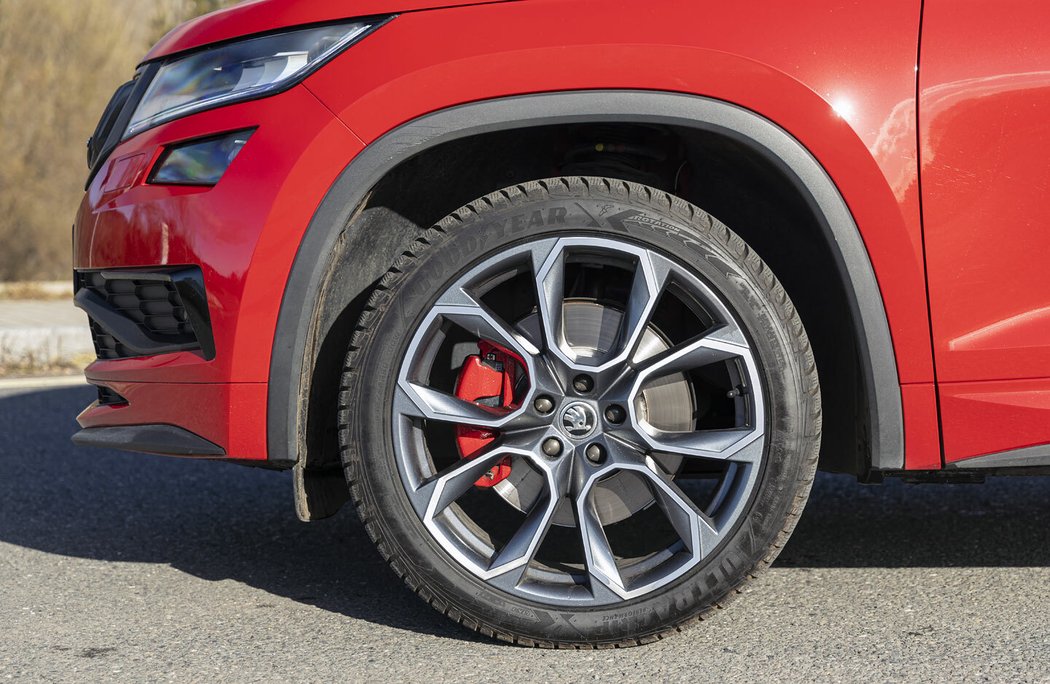 Standardem verze RS jsou dvacetipalcová kola obutá do pneumatik 234/45 R20. Už ta sama o sobě dost zvyšují jízdní odpory (setrvačnost) a samozřejmě provozní náklady.