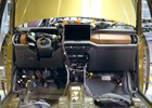 Jak se vyrábí nová Škoda Kodiaq: Podívejte se na montáž palubní desky do vozu