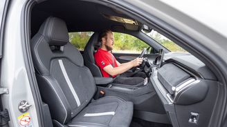 Kodiaq boduje větším úhlem otevření zadních dveří. Cestující zde také mají k dispozici vlastní zónu klimatizace už ve standardu, nechybí ani dělená posuvná lavice jako v mercedesu. Kodiaq boduje větším úhlem otevření zadních dveří. Cestující zde také mají k dispozici vlastní zónu klimatizace už ve standardu, nechybí ani dělená posuvná lavice jako v mercedesu.