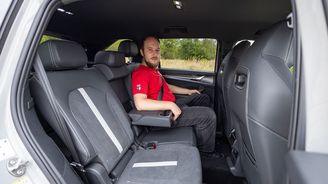 Líbí se nám kvalita zpracování, použité materiály i čalounění, přední poloskořepiny výbavy Sportline bychom ale raději vyměnili za běžné sedačky s nastavitelnou opěrkou hlavy. Líbí se nám kvalita zpracování, použité materiály i čalounění, přední poloskořepiny výbavy Sportline bychom ale raději vyměnili za běžné sedačky s nastavitelnou opěrkou hlavy.