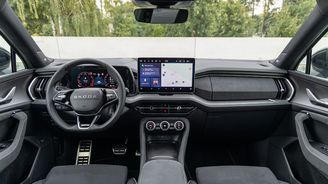 Sice s divočejšími tvary, ale stále s mnohem tradičnější koncepcí. Centrem kabiny kodiaqu je také obrazovka, nicméně zbylo i na pár fyzických ovladačů. Sice s divočejšími tvary, ale stále s mnohem tradičnější koncepcí. Centrem kabiny kodiaqu je také obrazovka, nicméně zbylo i na pár fyzických ovladačů.