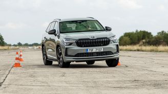 Škoda nám přijde lépe vyladěná do běžného světa. Kodiaq fi ltruje drobné nerovnosti s grácií a nepředvádí takové náklony, gumu má přitom stejně vysokou. Sporťák to ale není. Škoda nám přijde lépe vyladěná do běžného světa. Kodiaq fi ltruje drobné nerovnosti s grácií a nepředvádí takové náklony, gumu má přitom stejně vysokou. Sporťák to ale není.