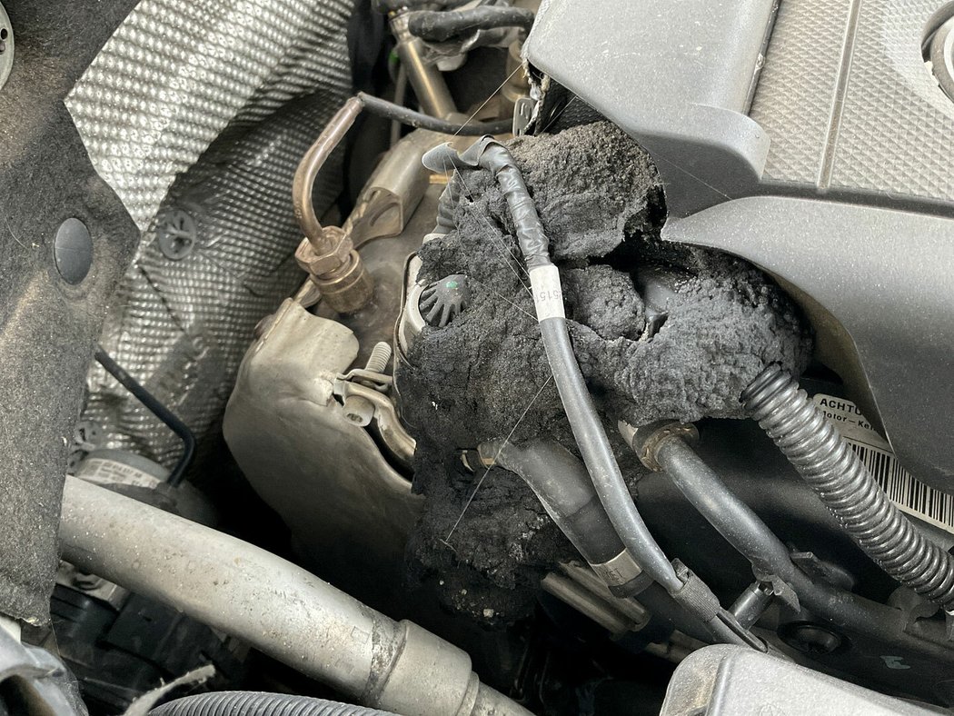 Nejčastějšími problémy dieselů jsou závady AdBlue. Když přestane těsnit spoj vstřikovače a vyhřívaného vedení, vypadá to takto. Původně byla odpařená močovina bílá, ale nachytal se na ní prach. Ani tato oprava není levná – vyjde na dobrých 15 000 Kč.