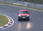 Škoda na Nürburgringu testuje tajemný Kodiaq. Vypadá jako lidový Junior, ale klame tělem