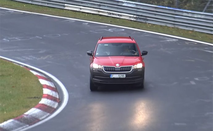 Škoda na Nürburgringu testuje tajemný Kodiaq. Vypadá jako lidový Junior, ale klame tělem