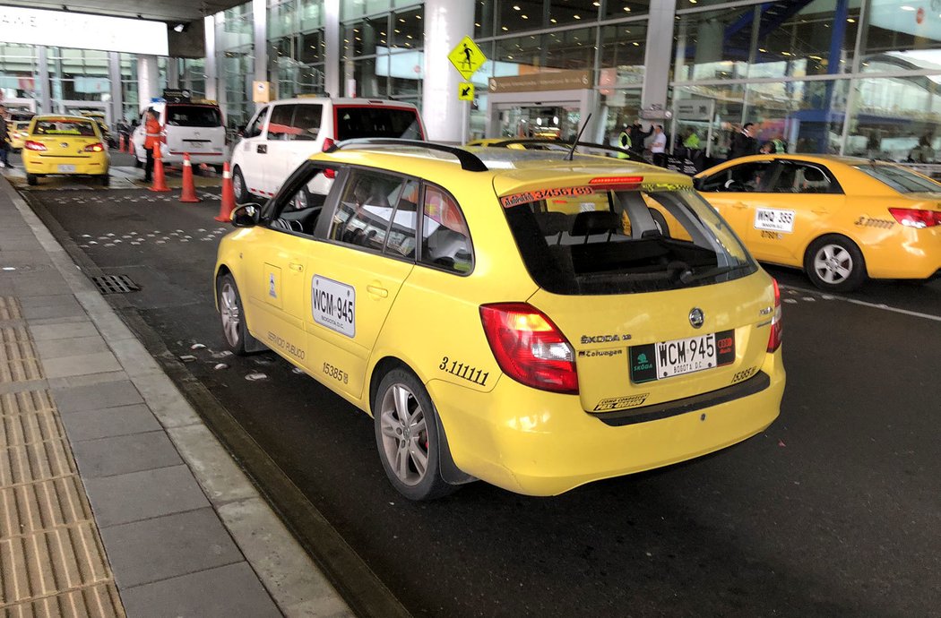 Škodu Fabia II jako taxík na letištích běžně nepotkáte. V Bogotě se ale mezi všudypřítomnými hyundai vyjímala.