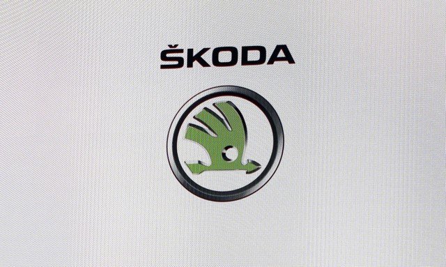 Logo se mění po 12 letech. Zelený šíp je zvětšený, zmizel nápis Škoda Auto. 