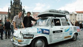 Cestovatelé Martin Beťko (vlevo) a Michal Vičar (vpravo) s dnes slavným embéčkem Julinkou uprostřed po návratu na centrálním olomouckém náměstí.