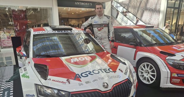 Jan Kopecký, nejvýraznější osobnost českého rallysportu, zapózoval u závodního speciálu, se kterým jezdil v roce 2022.