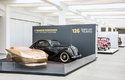 Přímo zlatým hřebem výstavy ve ŠKODA muzeu je studie „Mezi skicou a autem“ v podobě zlaté sochy