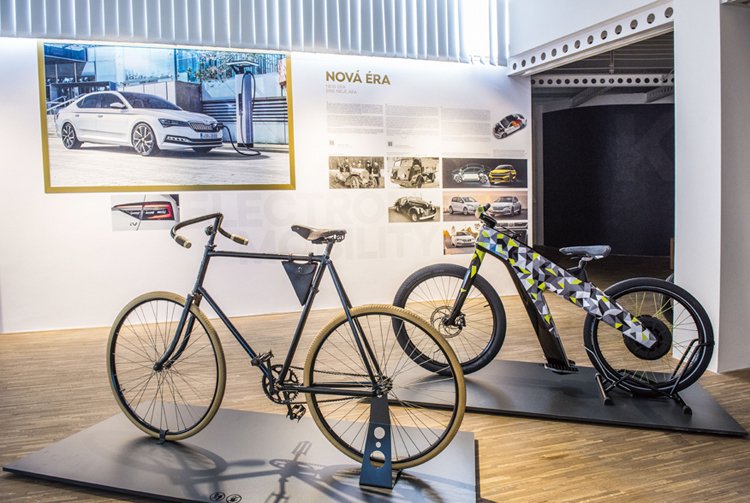 Součástí výstavy ve ŠKODA muzeu jsou i staré a nové modely kol a motocyklů