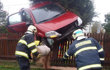Kuriózní nehoda: Senior přistál na plotě!