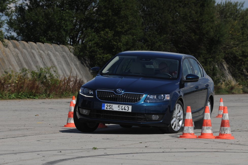 Octavia působí při vyhýbacím manévru utaženějším dojmem, tolik se nenaklání a její řízení má přirozenější charakter. Zadní náprava je po přepracování výrazně komfortnější