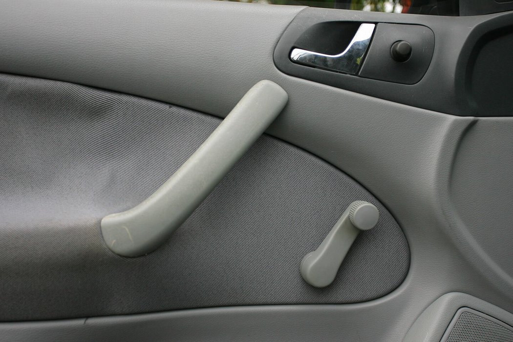 Výplň řidičových dveří LX a GLX postrádá panel s tlačítky elektrického ovládání oken