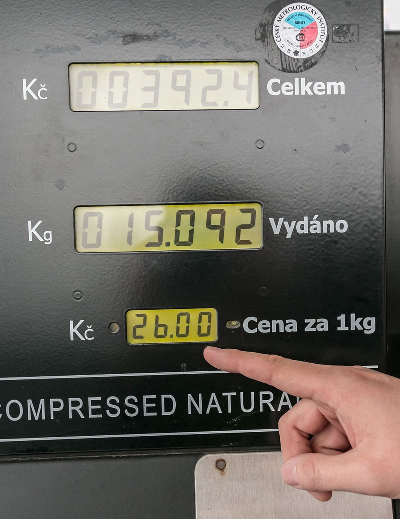 Na sklonku roku 2014 jsme za CNG platili 26 Kč, což odpovídalo republikovému průměru. Pro sezonu 2015 se zvýší daň a podraží o 50 haléřů.