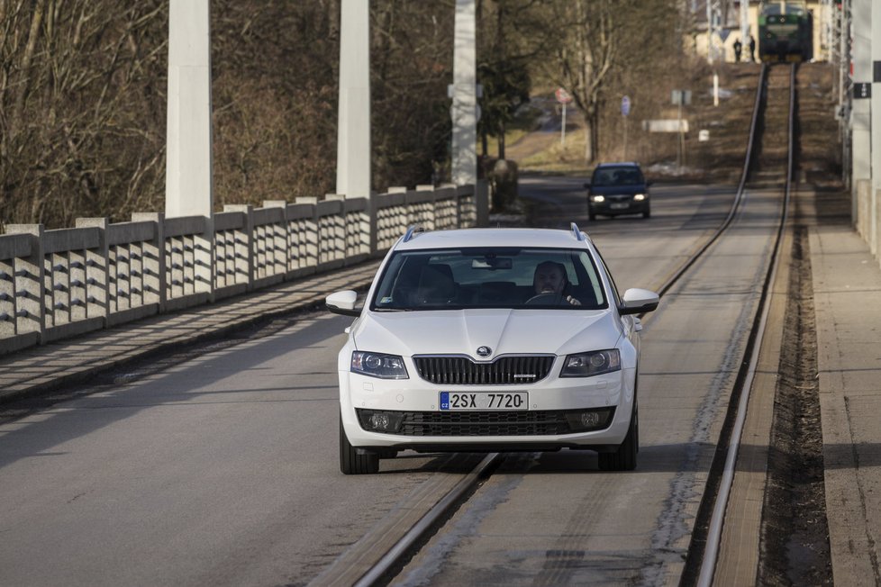 Při výjezdu z Bechyně jsme překonali Lužnici přes Duhový most, který je jedinečný tím, že po něm spolu s auty jezdí i vlaky.