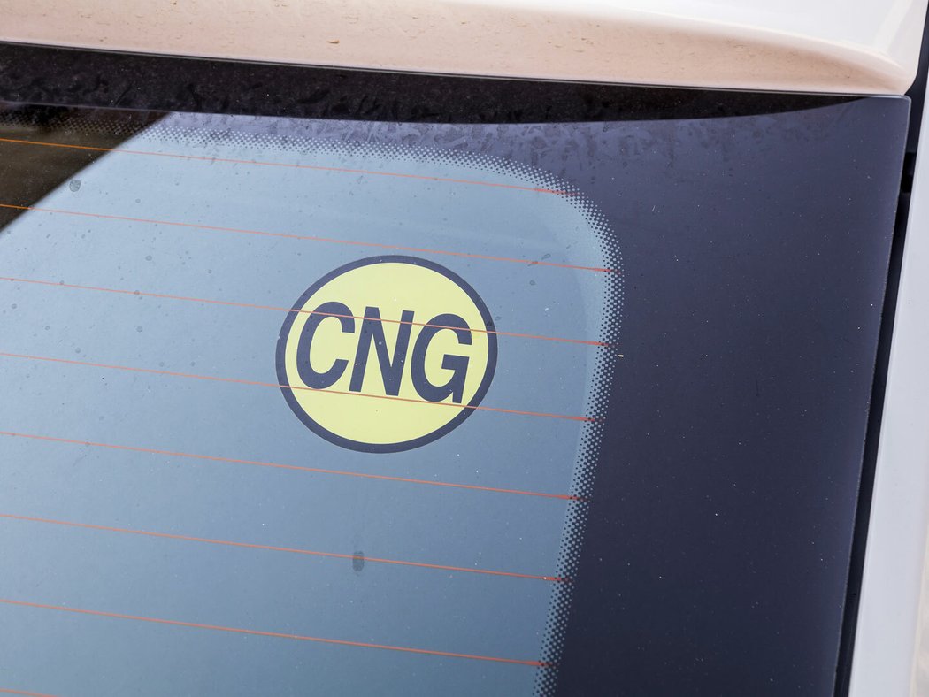 Nálepku CNG majitelé často sundávají. STK je však pilně kontrolují a je to častá vada.