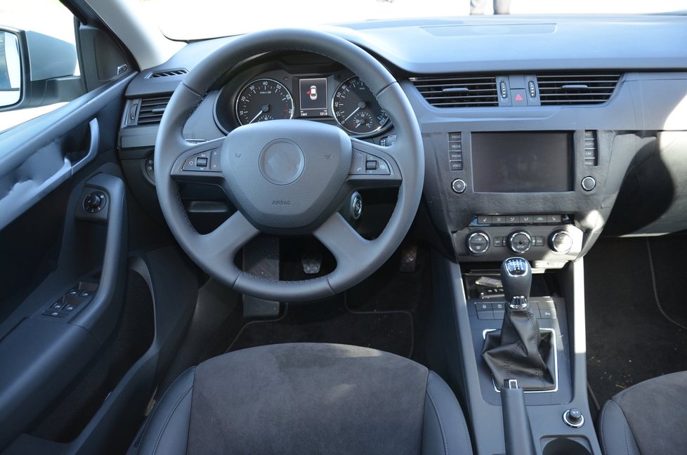 V interiéru Škoda opět sází na jednoduchost a přehlednost; všimněte si startovacího tlačítka místo klíčku.