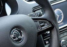 Škoda Octavia III (2013) ukázala část volantu a nový panel rádia