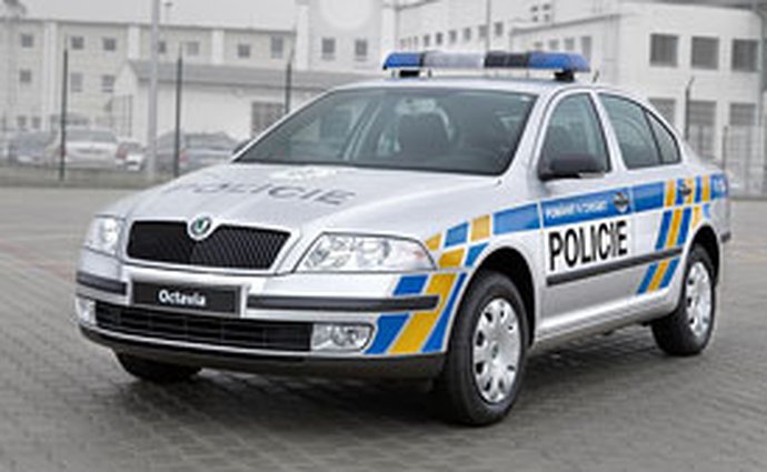 Detektivové zatkli gang, který u Prahy rozebíral kradená auta