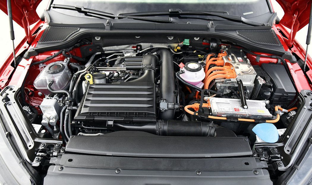 Nacpat i do verze RS plug-in hybrid iV a softwarově jeho výkon z 160 posílit na 180 kW bylo marketingové rozhodnutí. Na trzích, kde se zdanění aut řídí emisemi CO2, to však výrobci poskytlo nemalou výhodu.