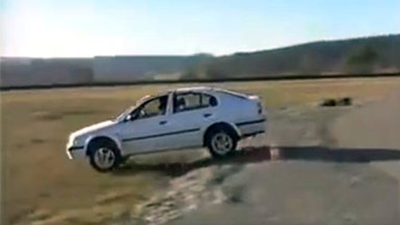 Podívejte se, jak se testovala první Škoda Octavia. Skoky, vysokorychlostní ovál a jízda mimo silnice
